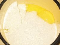 яичные желтки с сахаром мукой и ванилином